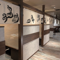 和モダンな空間で楽しいひと時を