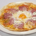 料理メニュー写真 Tomato & Bacon Bismarck Pizza / トマトとベーコン　ビスマルクピザ