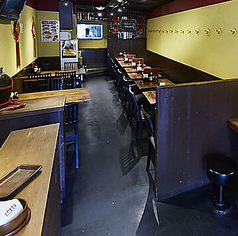 友人との飲みや同僚とのランチにも利用しやすい4名様用のテーブル席。木の温もり感じる店内は、落ち着いた雰囲気で居心地も良し◎ゆったりとリラックスしながら料理や会話を楽しめます！