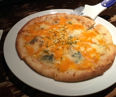 ４種のチーズピザ