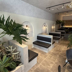 当店には、2名様から4名様までご着席いただけるテーブル席が3つございます。女子会やデートなど、少人数での利用にぴったりのお席です。落ち着いた雰囲気の中で、ゆったりとお食事を楽しんでいただけます。友人との楽しいおしゃべりや、大切な人との特別な時間をお過ごしください。