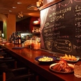 【カウンター席】8席完備されたカウンター席は、お二人でのデートや、お仕事帰りのサク飲みにも最適です♪バーのような雰囲気で、スタッフとの会話も楽しめます。