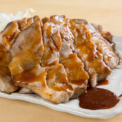 名物トンテキ★店主が厳選したお肉は柔らかくジューシーな逸品！ビールとの相性も抜群◎の写真