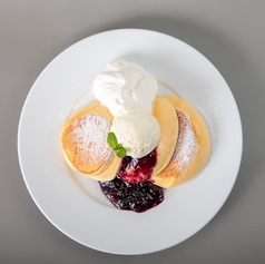 濃厚チーズムースパンケーキベリーソースがけ