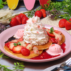 【季節限定！】苺といちごとイチゴのプレミアムパンケーキの写真