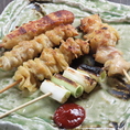 香ばしい炭火の香りが食欲をそそる！外はパリッと、中はジューシーに焼き上げた自慢の焼き鳥です。秘伝のタレと旨みを引き立てる塩、どちらも酒の肴に最高。一本一本丁寧に焼き上げたアツアツの串焼きは、キンキンに冷えたビールやハイボールと相性抜群です。ぜひ出来立てを香ばしいうちにご堪能ください！