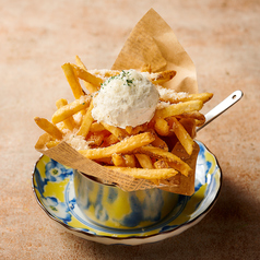 サワークリームディップとパルミジャーノのフライドポテト