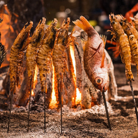 炭火炉端で味わう厳選旬魚と絶品肉料理をご堪能◎