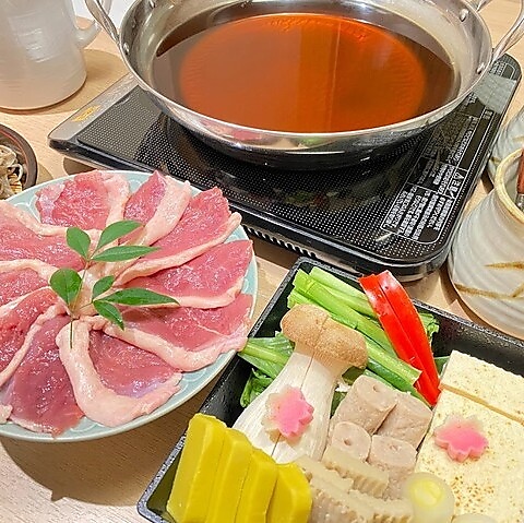 鴨料理、季節料理をご用意。四季折々の厳選した食材のお料理もお楽しみいただけます。