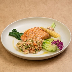 マリネしたサーモンのステーキ　　グリビッシュソースのタルタル　