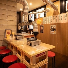 【テーブル席：4～28名様】少人数の飲み会や女子会にもおすすめ。4名様での少人数の飲み会に最適なゆったりとした空間です。最大28名様までご利用いただけます。会社宴会やご友人同士、女子会などの集まりにおすすめ。全席喫煙可能なので、喫煙者の方も安心してお過ごしいただけます。