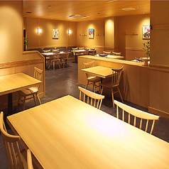 当店は貸し切りも承っております。木の風合いを生かした落ち着いた店内は、会社宴会や歓送迎会など、さまざまなシーンにピッタリです。是非お気軽にご相談くださいませ。