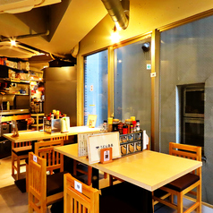 ゆったり過ごせる店内で、できたてのうどんをご提供します。