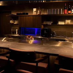 鉄板焼きの醍醐味であるライブ感を一番近くで体感できる特等席です◎シェフの華麗な手さばき、食材が焼ける音や香りを五感全てでご堪能ください♪