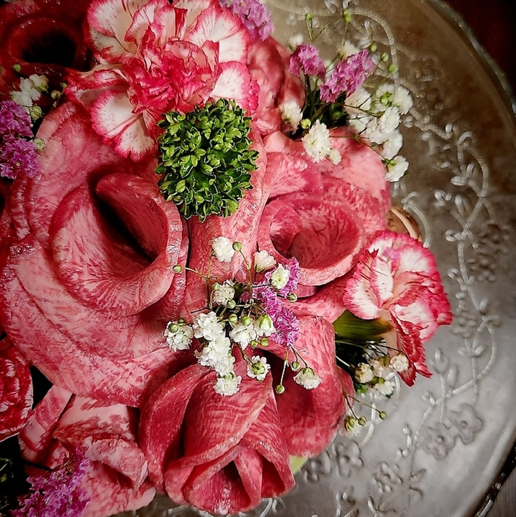 肉ケーキ（税込11,000円）お誕生日や記念日に黒家特製”肉ケーキ”で感動のひとときを。