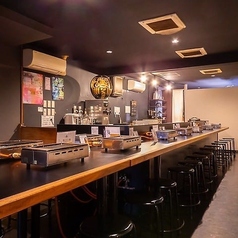 【カウンター席:1名様~22名様】お一人様も歓迎!ふらっと立ち寄れる焼肉居酒屋JR倉敷駅南口から徒歩3分。カウンター席がメインで、スタッフが肉を切る様子なども見える席です。隣との距離も近く、気の置けないご友人や会社の同僚との飲み会にぴったり。