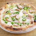 料理メニュー写真 ソーセージとオクラの塩ピザ