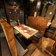 会社の飲み会や仲間との集まりに最適な空間をご用意。広々とした店内には、複数名でもゆったり座れるテーブル席を完備。料理のシェアもスムーズで、会話も自然と弾みます。おしゃれな雰囲気ながら気取らず過ごせるので、どんなメンバーでも安心。