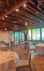 広々としたテーブル席は、窓の外に広がる錦江湾と桜島の絶景を眺めながらお食事が楽しめる人気の席です！昼は明るい陽光が差し込み、開放感あふれる中でランチを、夜はライトアップされた幻想的な景色とともにディナーをお楽しみいただけます。