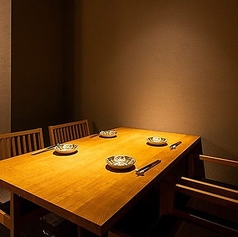 【テーブル席】カウンターからほど近いお席は小・中人数でのお食事に。ぬくもりを感じられる木目を基調としたテーブル席は、程よい照明の明るさと相まって、落ち着いた印象を受ける空間。2～4名様での少人数のお集まりはもちろん、隣のテーブルと合わせることで最大10名様でのお集まりにもご利用いただけます。