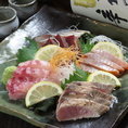 だんまや水産といえば、まずはコレ！市場直送の鮮度抜群な旬の魚を、職人が美しく引いた自慢の刺身盛り合わせです。とろけるような脂の乗りとプリプリの食感は、鮮度にこだわる当店ならではの逸品。旨みを一層引き立てる厳選日本酒とともに、海の恵みを存分にお楽しみください。迷ったらまずは刺身からどうぞ！