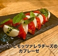 料理メニュー写真&nbsp;トマトとモッツァレラのカプレーゼ