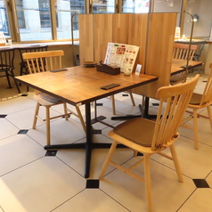 デートや親しい友人との食事にぴったりな2名テーブル席。落ち着いた照明の中で、お食事を楽しみながら、心地よい時間をお過ごしください。