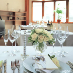 気取らず楽しめるテーブル席で、本格イタリアンをゆったりと。友人との食事やちょっとしたご褒美ディナーにもぴったりの心地よい空間です。