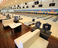 １レーン最大６名まで投球可能です！７名以上の利用は２レーン隣同士のＢＯＸ席でご案内致します。