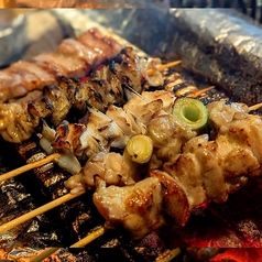丁寧に焼き上げた香ばしい炭火焼き鳥！の写真
