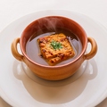 料理メニュー写真 ヴェネト州トレヴィーゾの郷土料理「ソパ コアーダ」（鶏肉とパンのグラタンスープ） 