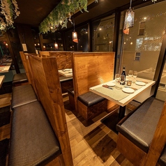 季節の宴会や打ち上げにおすすめの「BONE-T 三軒茶屋店」。開放感ある空間に、ボリューム満点の料理と豊富なドリンクで盛り上がること間違いなし。飲み放題付きのお得なコースは、肉も魚介もバランスよく楽しめる内容で、幅広い世代に人気。気取らずに盛り上がれる、三軒茶屋の宴会スポットです！