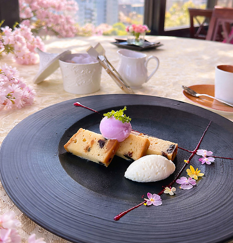 関門海峡を見晴らす壮麗な建物で、フレンチに“和”を取り入れた創作懐石料理を。　