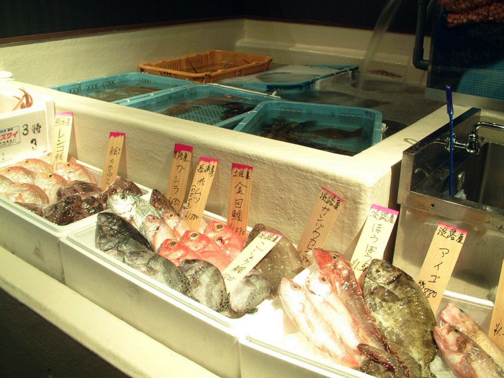 お店の中には大きな生簀をはじめ、魚の鮮度をキープする設備が充実!!