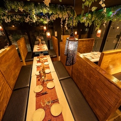 レイアウト自在なテーブル配置が魅力。会社の飲み会や打ち上げ、友人同士のパーティーなど、さまざまなシーンで活躍します。料理もボリュームたっぷりでシェアしやすく、会話が弾むこと間違いなし。事前予約でスムーズなご案内が可能です。