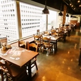 【テーブル席】ビアホールをイメージした店内。人数に応じて席を仕切ることができます。