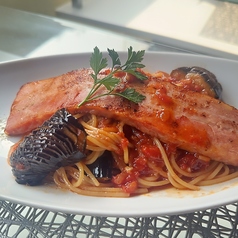 一枚ベーコンと揚げなすのトマトパスタ