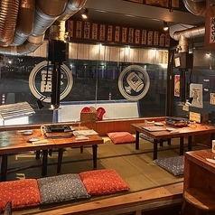 お座敷は2つのテーブルをつなげて8名様でのご利用も可能です!狭くなりますが9名様以上でも承ります。