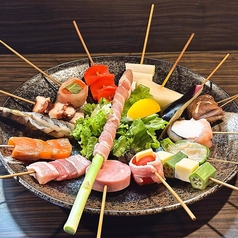 海鮮・肉・野菜等、25種類以上充実の串カツメニューが130円〜！カマンベールも大人気♪の写真