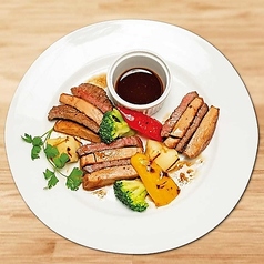 霜降り牛たんステーキとフォアグラの挟み焼き