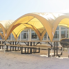 【パーティーエリア】最大18名様まで並んで座れるシェード付きBBQ席。学生グループや会社利用など大人数でのBBQにピッタリのお席です。