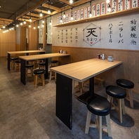 アットホームな大衆食堂で宴会を楽しむ