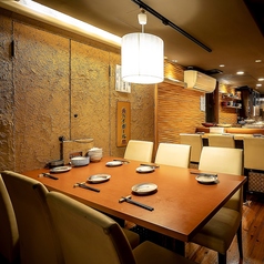 当店は席数40席をご用意しており、ゆったりとお過ごしいただけます◎店内はオシャレな空間となっており、日々の疲れを癒やす落ち着いた空間が広がります♪お一人様からグループでのご利用まで、幅広いシーンに最適です！心地よい雰囲気の中で、こだわりの美味しいお料理とお酒を心ゆくまで存分にお楽しみくださいませ◎