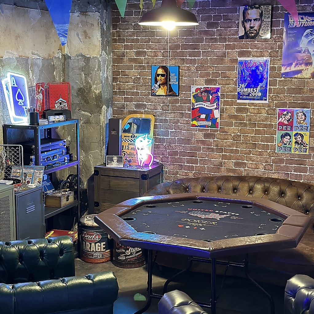 【ポーカーテーブル完備のソファー席】アジトのようなアメリカンレトロな雰囲気のソファー席