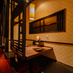 カップルでのご利用に人気の2名席多数あり