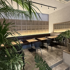 当店には、3名様から4名様までご着席いただけるテーブル席が3つございます。ゆったりとした空間で、ランチやママ友会など、リラックスしながらお過ごしいただくのに最適です。美味しい料理と共に、楽しい会話を楽しみながら、素敵な時間をお過ごしください。