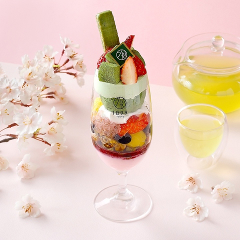 いちごと抹茶の春色パフェの写真