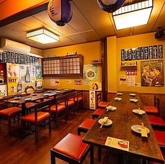 グループでのご利用に最適な、木の質感が心地よいお席です♪広めのテーブルで、たくさんの串揚げや一品料理を並べて賑やかに楽しめます◎女子会や友人との飲み会に最適♪