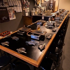 店舗貸切は、18名様~最大22名様までご案内可能です。大きなカウンターテーブルの席なので、テーブルが分かれず一体感のある貸切宴会をすることができます。肉を焼くときに自然と会話が生まれ、肉のうまさと会話で笑顔が溢れる楽しい宴会に。幹事様にうれしい飲み放題も