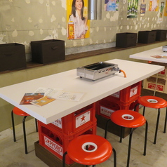 【ご友人、ご家族、同僚と】ゆったりお座りいただけるテーブル席！本場韓国を再現した空間でお楽しみください♪48席の広々とした店内なので、宴会にも◎　【関内　野毛　みなとみらい　中華街　日ノ出町　伊勢佐木町　横浜】